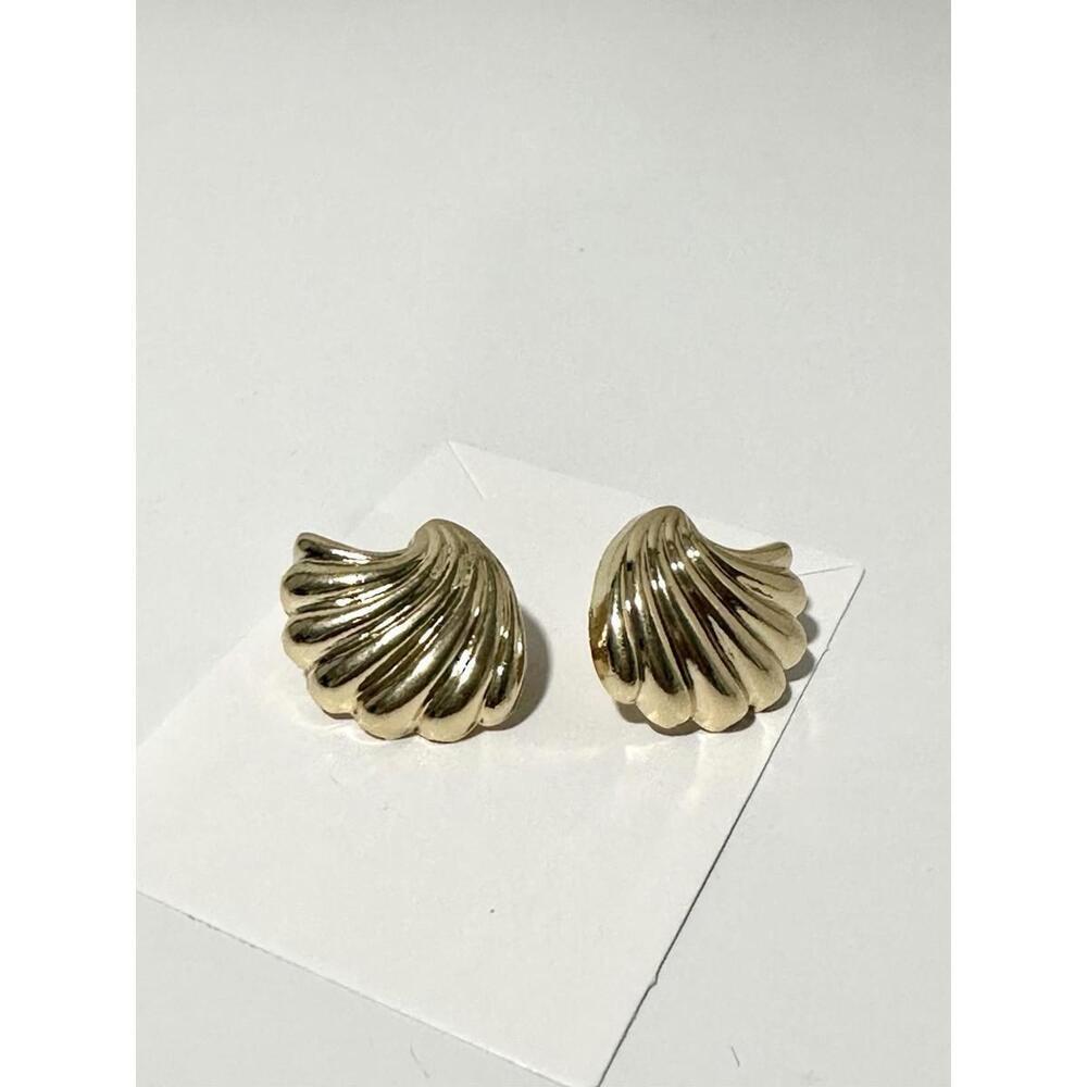 NWT Fashion Jewelry Womens Earrings Scalloped Shell Design Gold Toned Post Stud - Picture 5 of 5